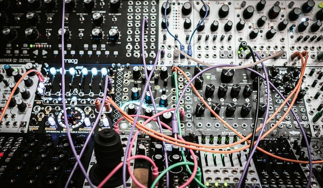 Modularer Analogsynthesizer mit Patchkabeln und zahlreichen Reglern