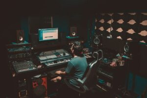 Musiker arbeitet in einem Tonstudio an einem umfangreichen Musikprojekt