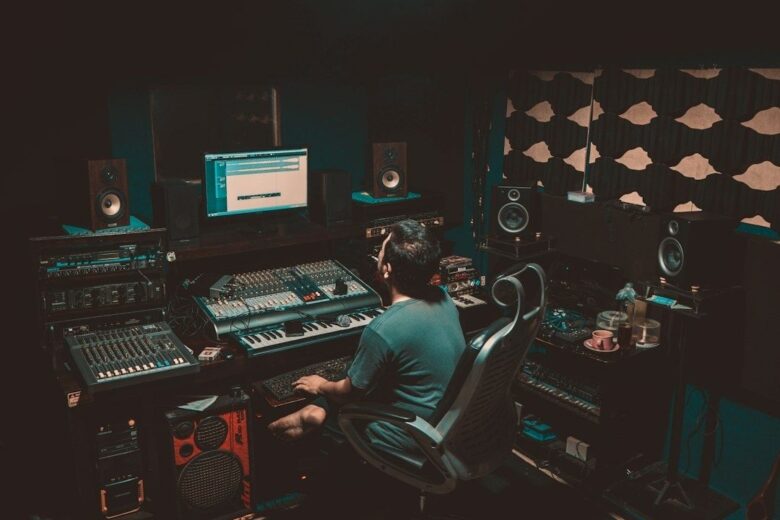 Musiker arbeitet in einem Tonstudio an einem umfangreichen Musikprojekt